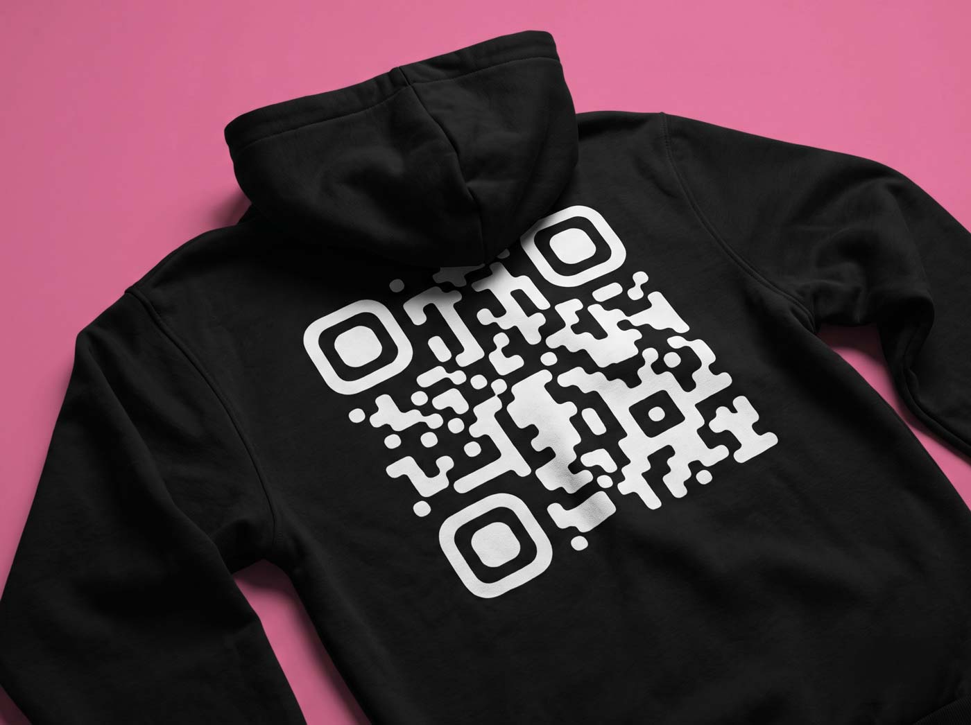 Schwarzer Hoodie mit großem QR-Code-Druck