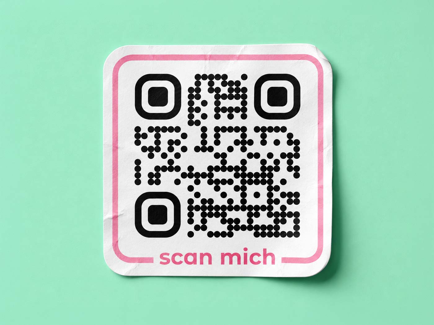 QR-Code-Sticker mit pinkem Scan-mich-Hinweis auf mintgrünem Hintergrund